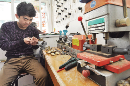 小屯乡开锁店为啥“牛号”频现 听开锁师傅讲什么锁最防盗