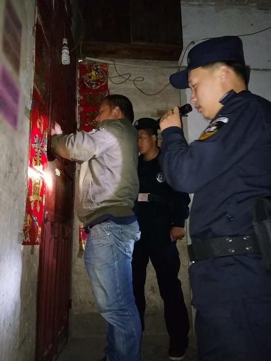 小屯乡粗心妈妈误将幼女锁家中 民警全城寻开锁师傅开门