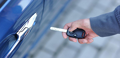 小屯乡汽车钥匙锁在车里了怎么办？如何开汽车锁