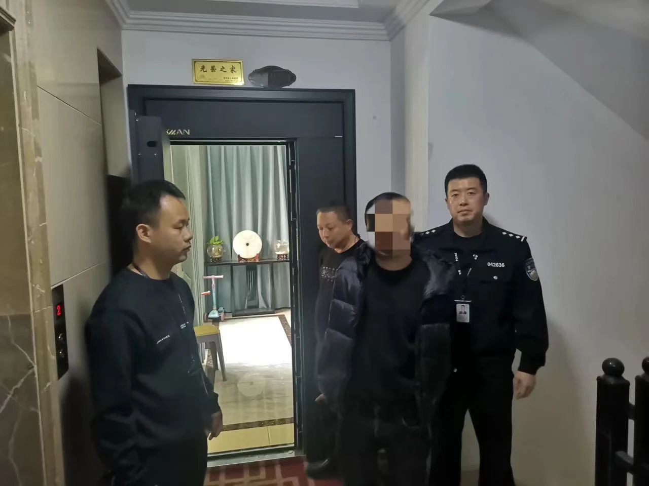 小屯乡全副伪装仍被识别！双龙公安成功抓获一名撬锁盗窃嫌疑人